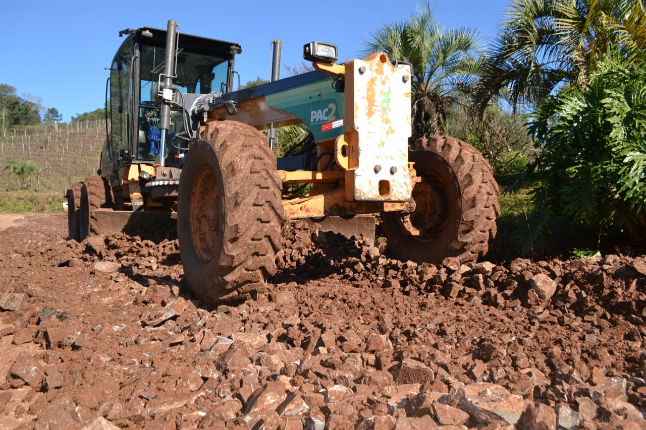 Prefeitura de Charrua intensifica trabalhos de recuperação de estradas após fortes chuvas