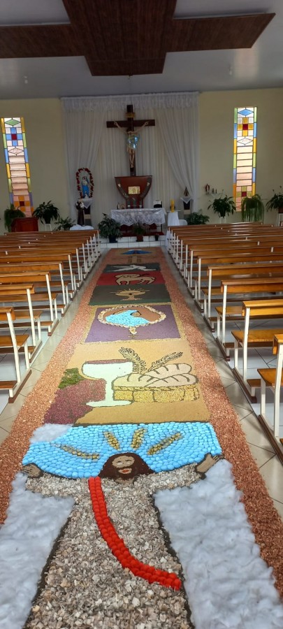 Alunos da escola estadual confeccionam tapetes de Corpus Christi em Charrua