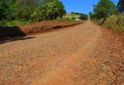 Manutenção de estradas beneficia comunidades de Charrua