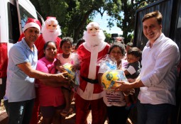 Crianças charruenses recebem presente de Natal