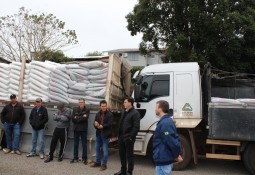 É realizada a entrega dos fertilizantes do Programa de Incentivo à Bacia Leiteira!