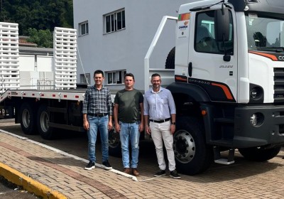 Administração Municipal amplia estrutura com nova carroceria para transporte de cargas pesadas