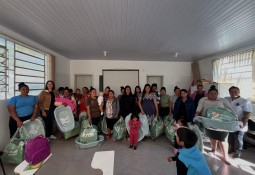 Assistência Social realiza entrega de kits do Programa Mãe Gaúcha na Reserva Indígena do Ligeiro
